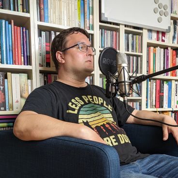 Talkgast Fabian Bianchi auf einem Sessel spricht ins Mikrofon